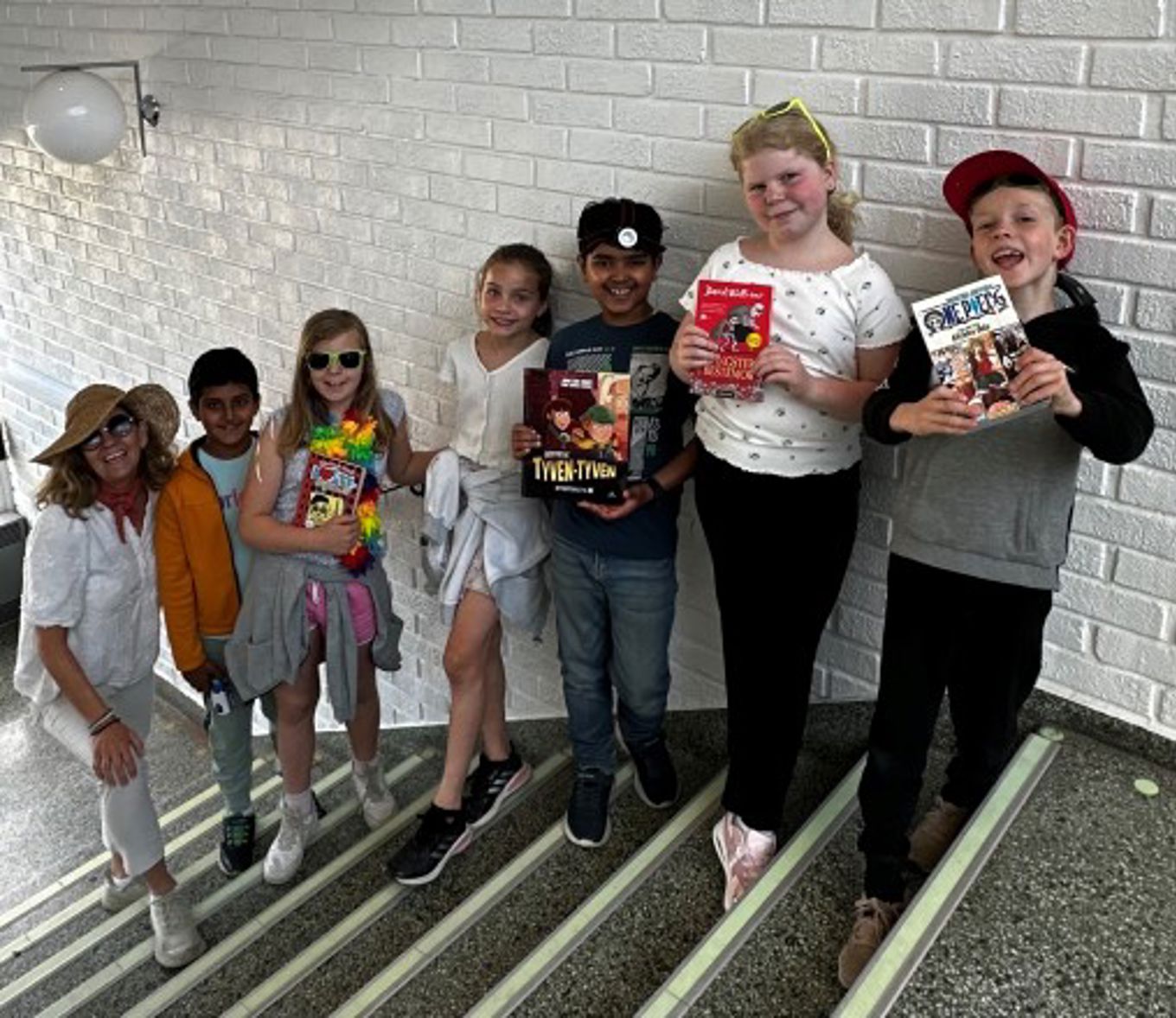 en gruppe mennesker som poserer for et bilde en gruppe mennesker som poserer for et bilde