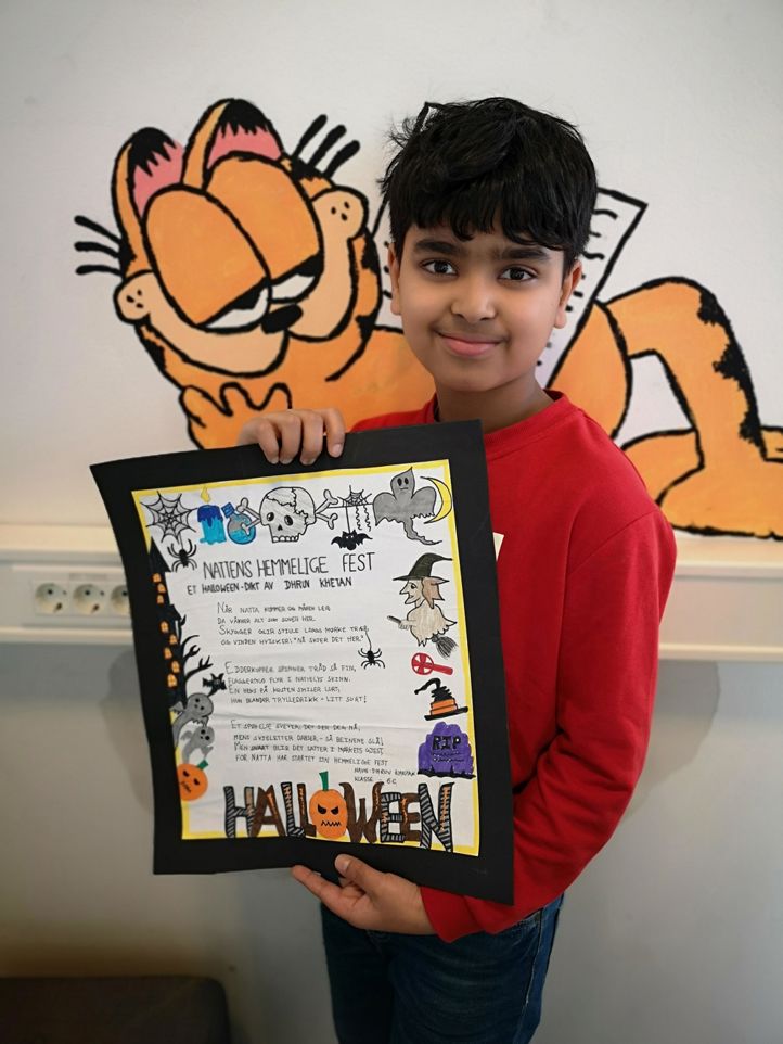 et barn som holder et innrammet bilde