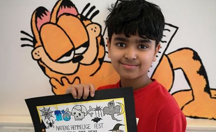 et barn som holder et innrammet bilde et barn som holder et innrammet bilde