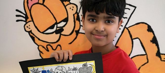 et barn som holder et innrammet bilde et barn som holder et innrammet bilde