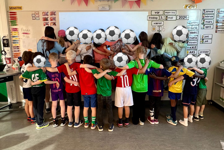 en gruppe barn som holder fotballer