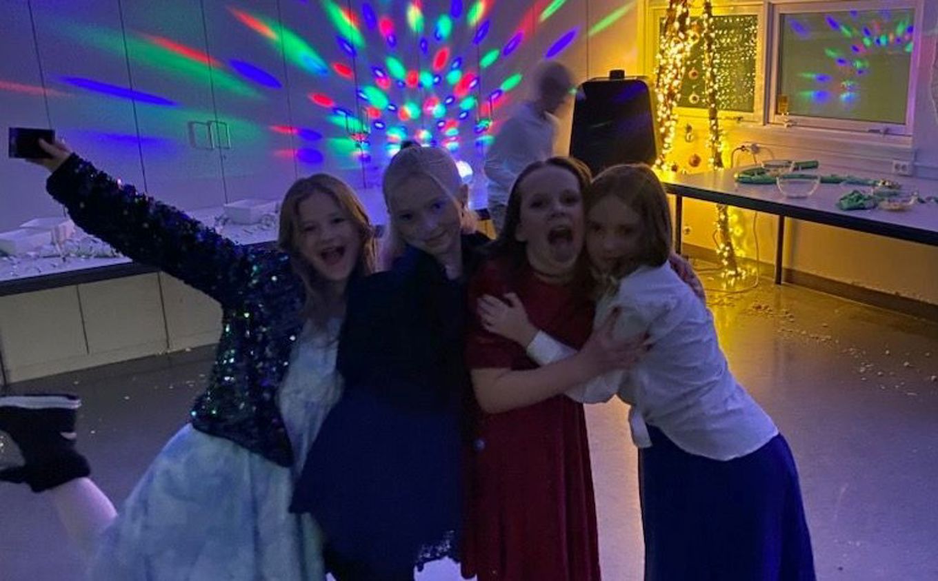  Elever på juleball