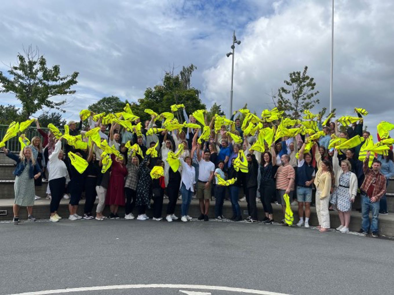 En gruppe mennesker som poserer for et bilde