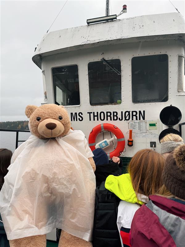 en bamse og elever på båt
