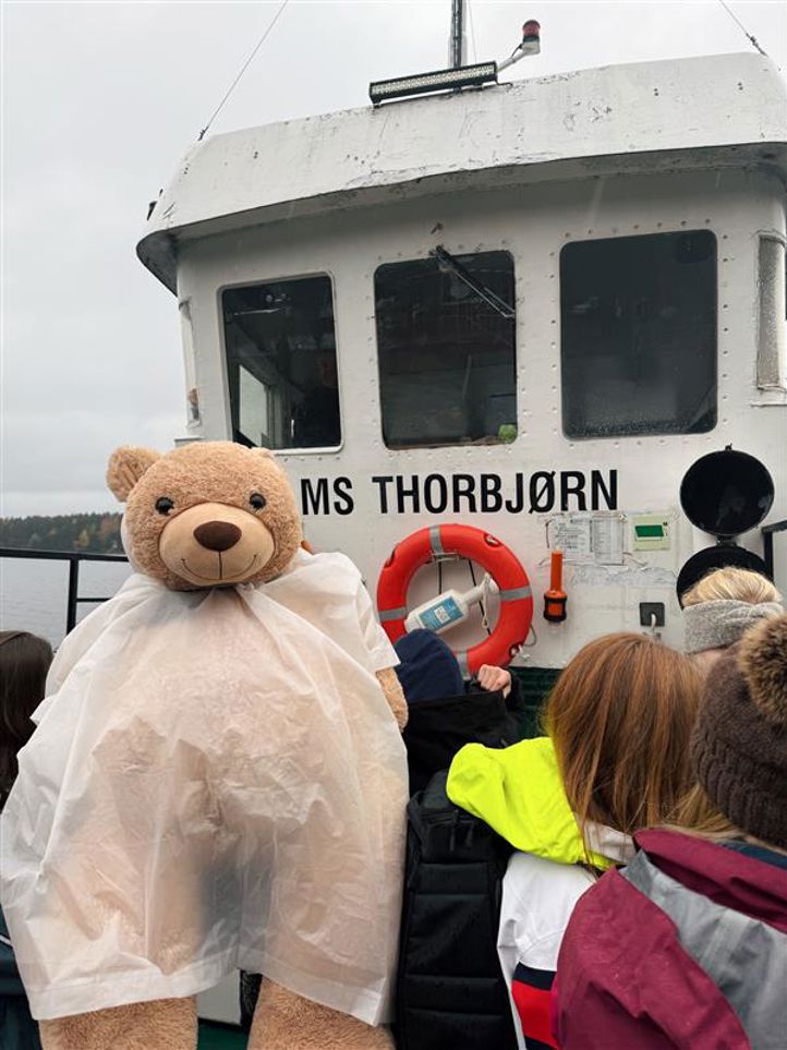 en bamse og elever på båt