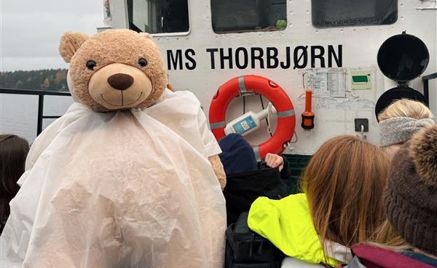 en bamse og elever på båt en bamse og elever på båt