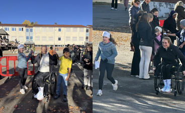 En gruppe mennesker som går