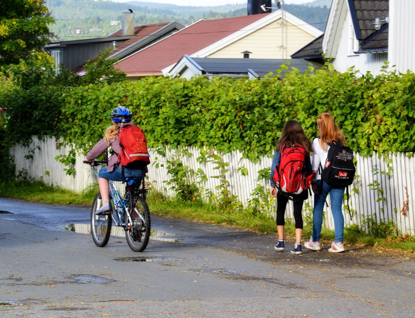 Elever som sykler og går til skolen