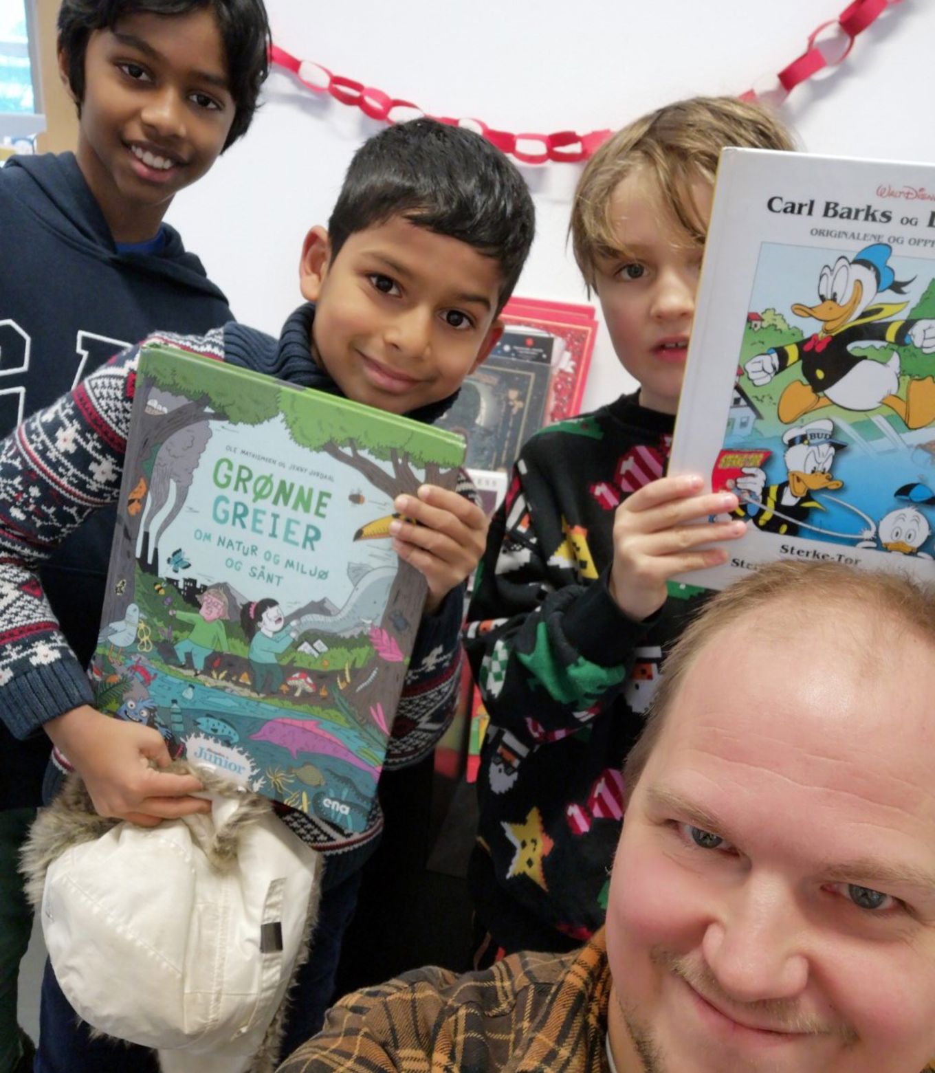 en gruppe elever som holder bøker