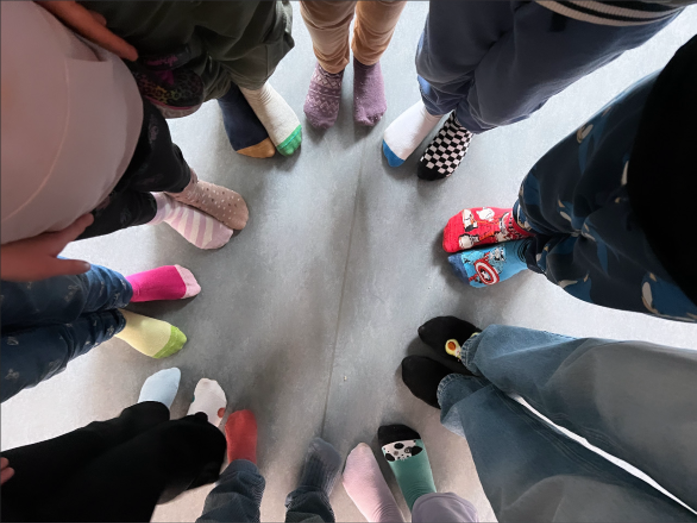 Foto: Manglerud skole en gruppe mennesker med sokker