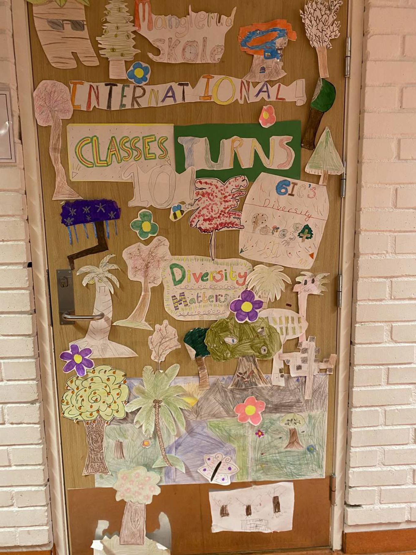 Bilde av en klasseromsdør hos IB