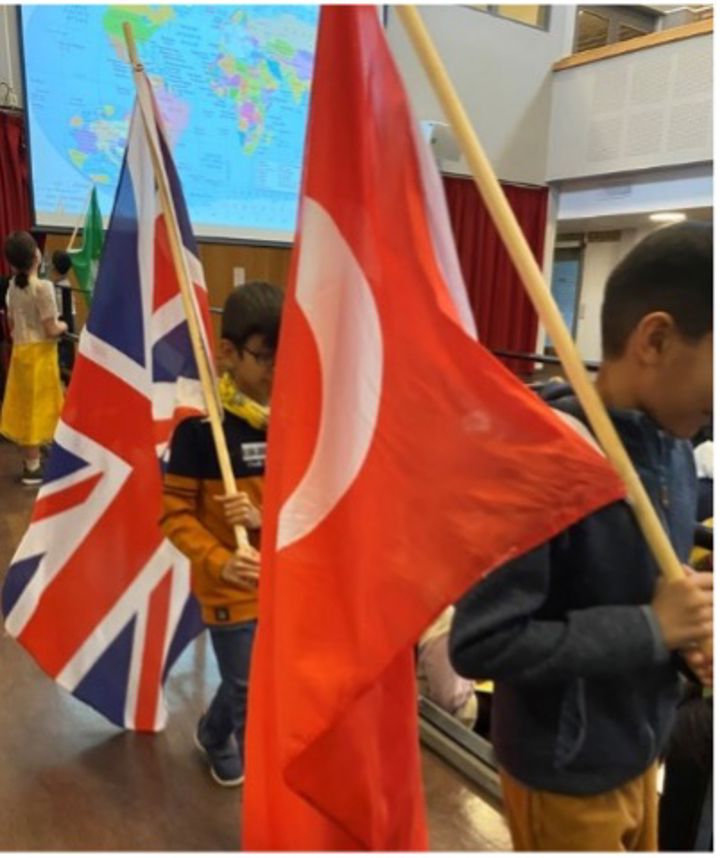 Foto: Manglerud skole En gruppe elever som holder flagg