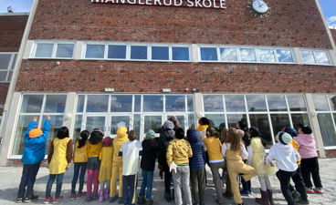 en gruppe mennesker som står utenfor en bygning