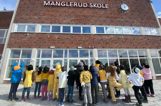 en gruppe mennesker som står utenfor en bygning