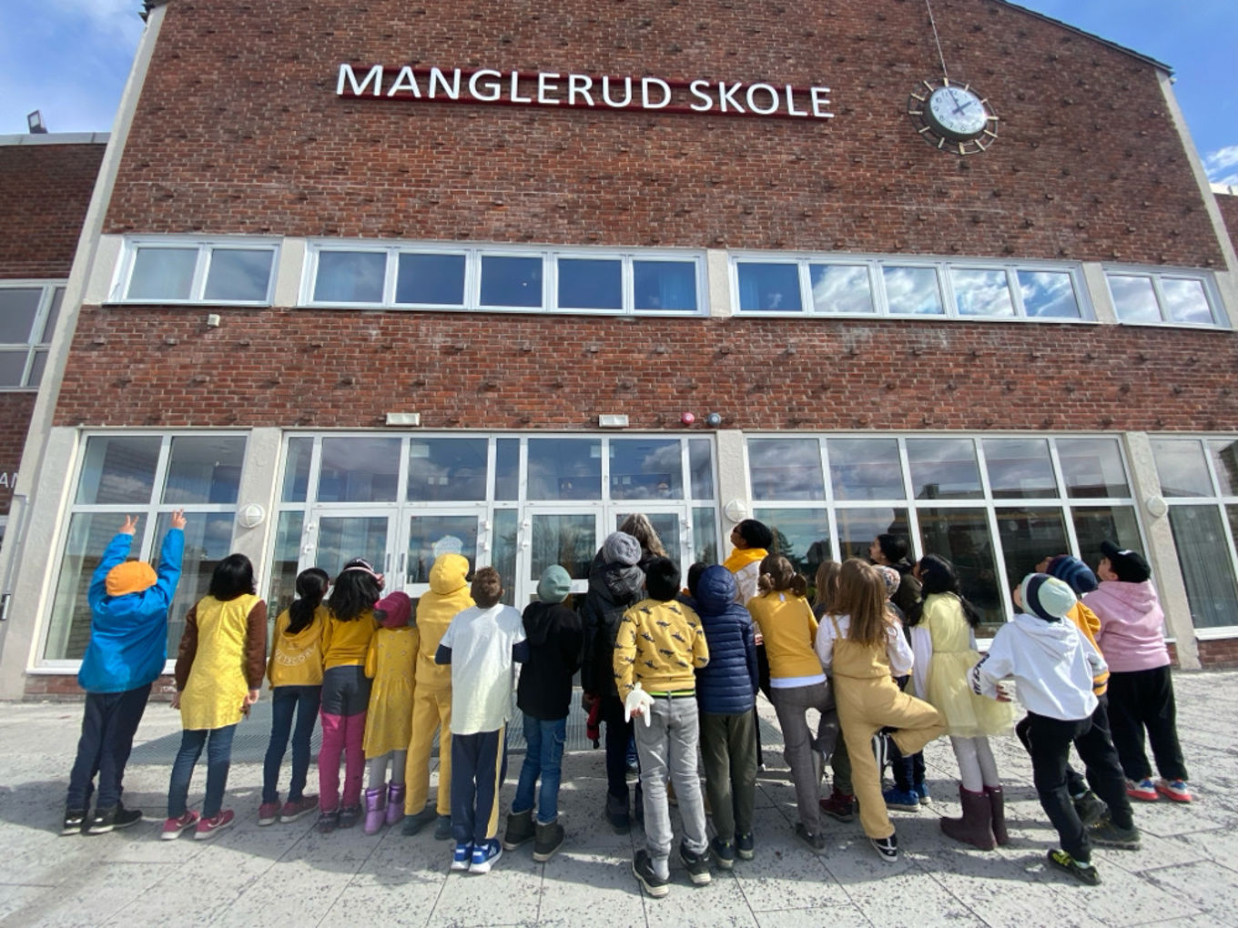 en gruppe mennesker som står utenfor en bygning
