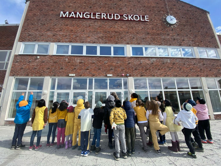 en gruppe mennesker som står utenfor en bygning