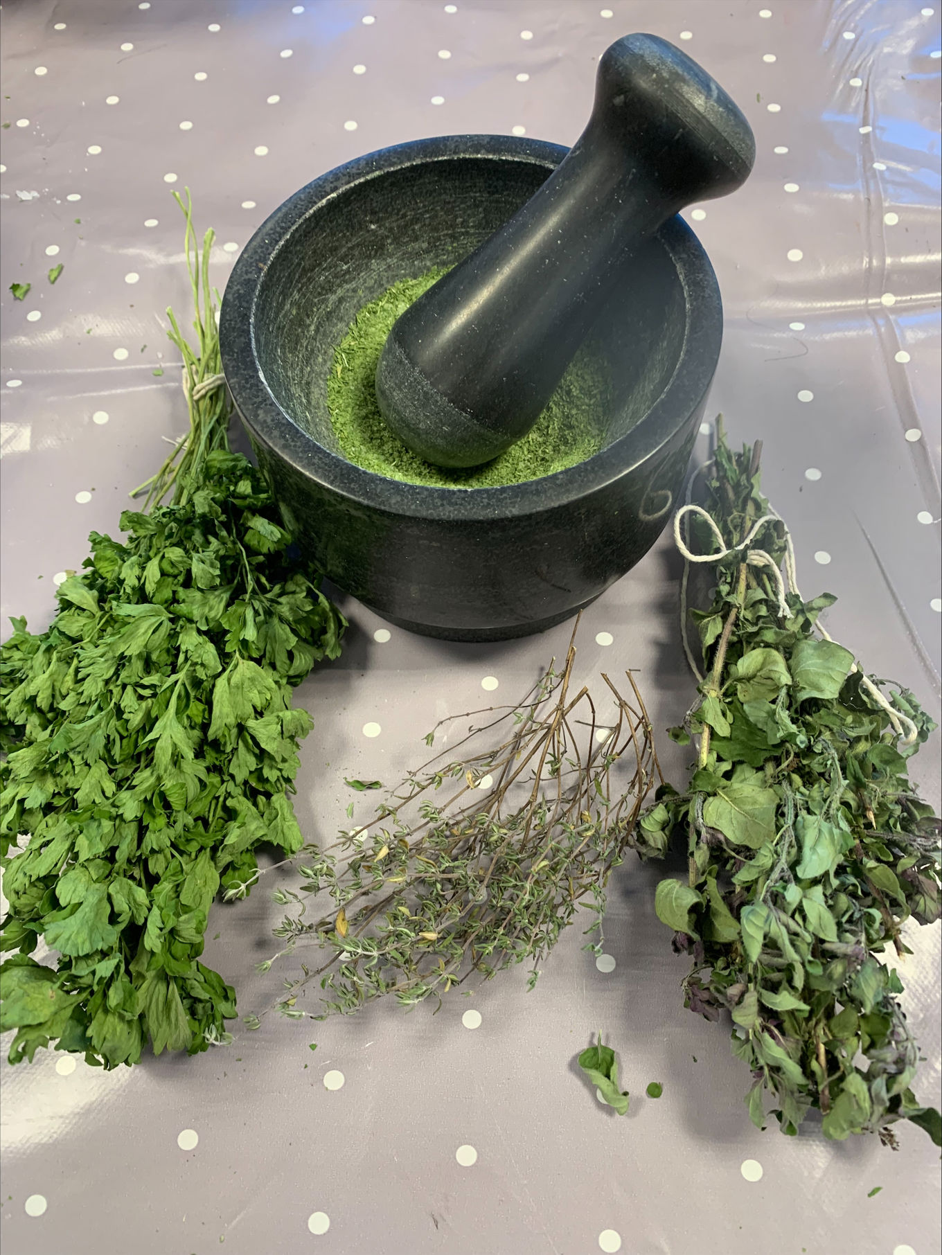 en svart støvel på en hvit overflate en svart støvel på en hvit overflate