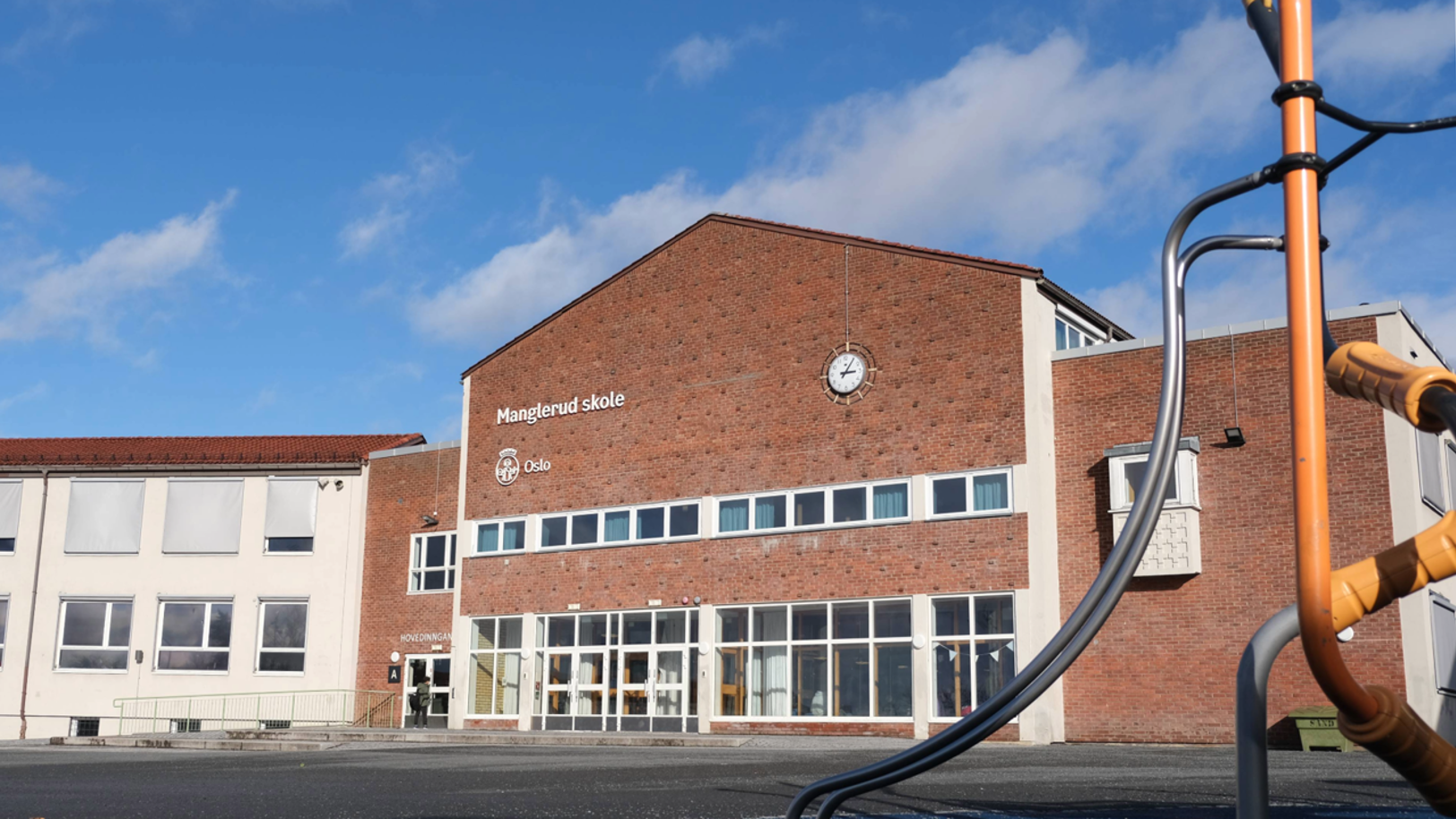 en bygning med en klokke på